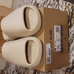 Yeezy Slides size 12 EUC with the box. Color bone